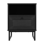 Comodino di metà secolo nero/naturale con cassetto in rattan e ripiano aperto