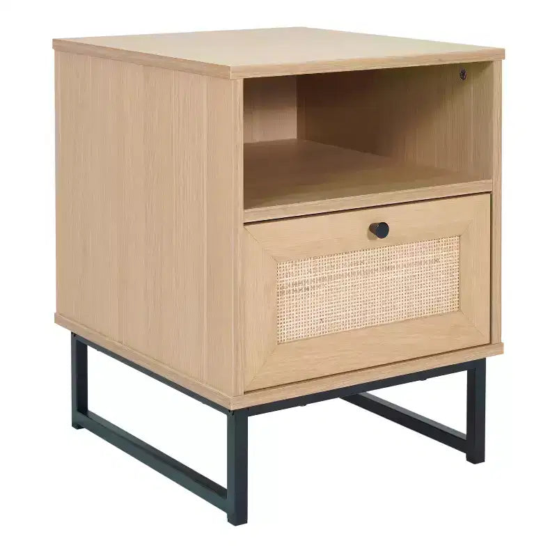Comodino di metà secolo nero/naturale con cassetto in rattan e ripiano aperto