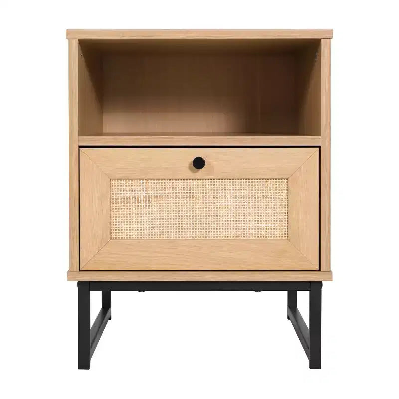 Comodino di metà secolo nero/naturale con cassetto in rattan e ripiano aperto