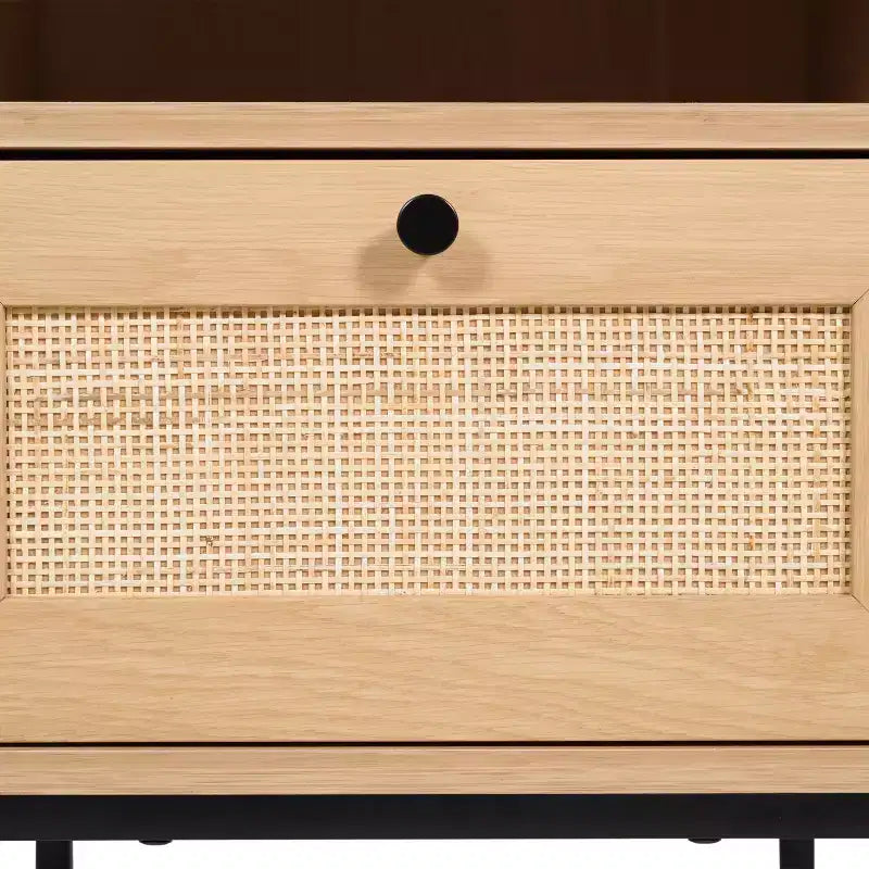 Comodino di metà secolo nero/naturale con cassetto in rattan e ripiano aperto