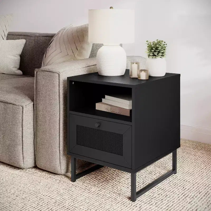 Comodino di metà secolo nero/naturale con cassetto in rattan e ripiano aperto