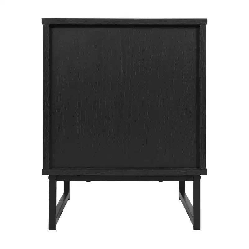 Comodino di metà secolo nero/naturale con cassetto in rattan e ripiano aperto