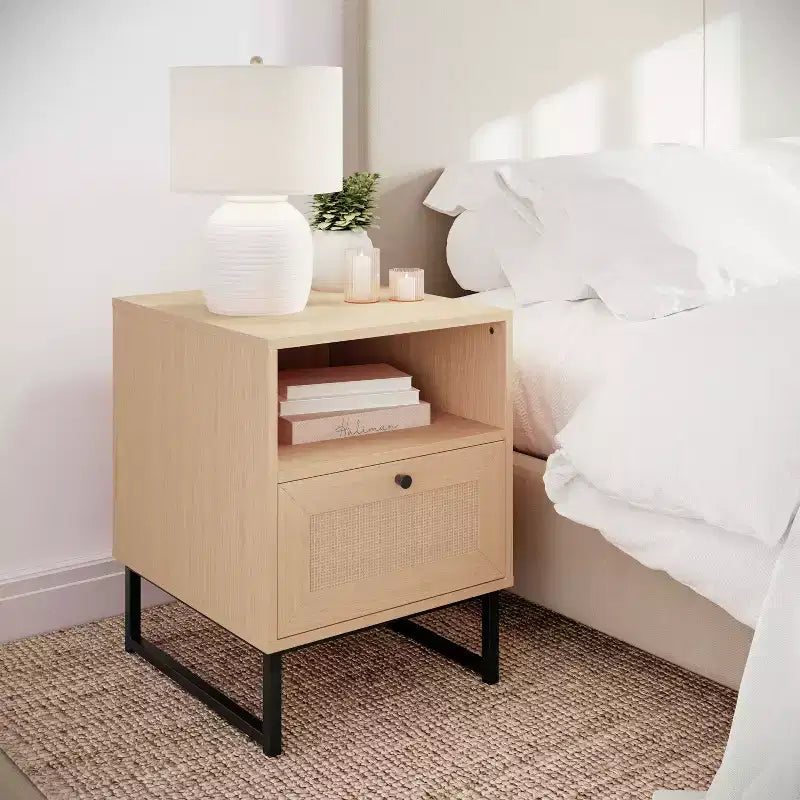 Comodino di metà secolo nero/naturale con cassetto in rattan e ripiano aperto